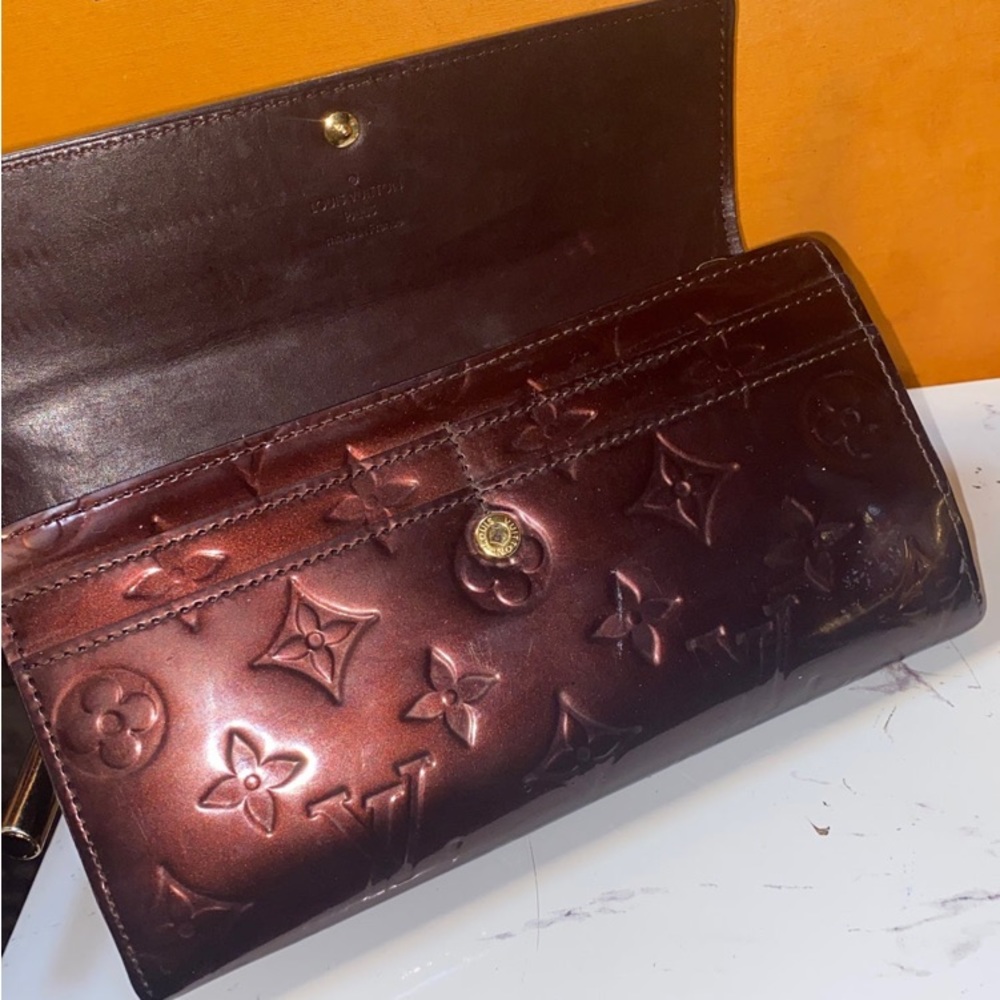 SOLDAuthentic Louis Vuitton Vernis Amarante Sarah Wallet - Picture 9 of 16